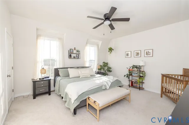 a en suite bathroom with a sink and a mirror