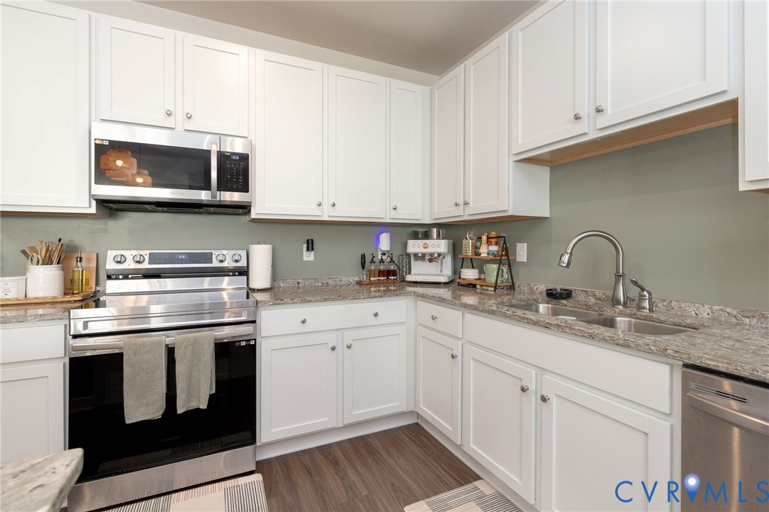 14435 Hancock Towns Drive Chesterfield, VA 23832 - Photo 10 of 34 a kitchen with stainless steel appliances granite countertop a sink and a microwave