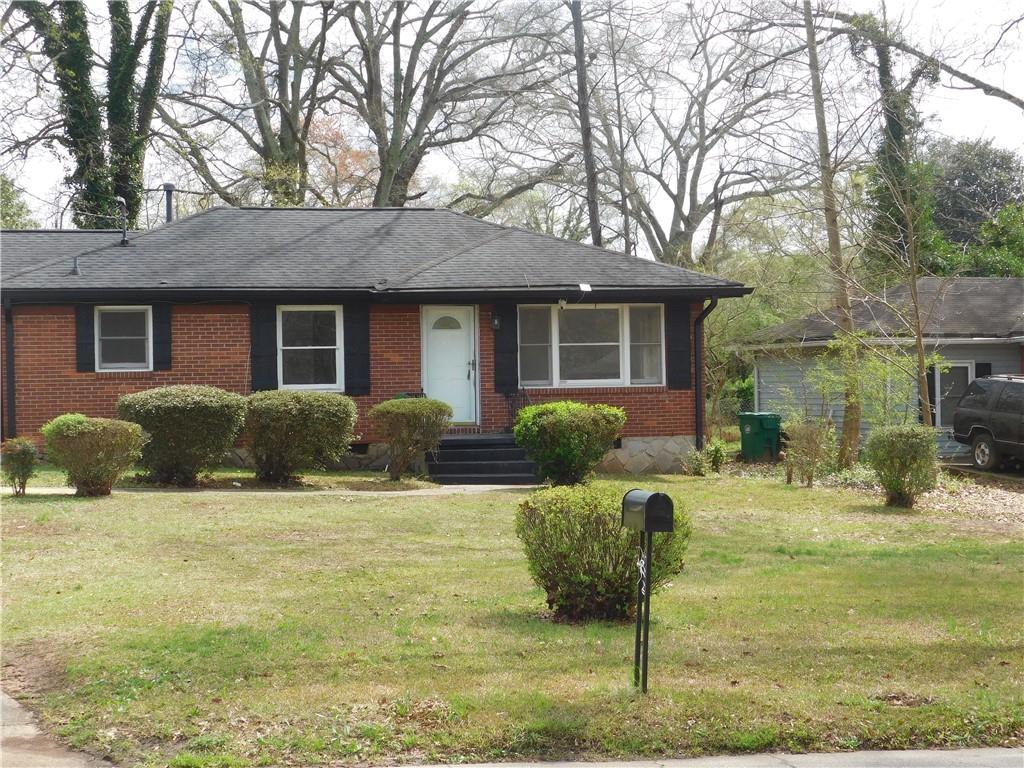 a view of a house with backyard and sitting area