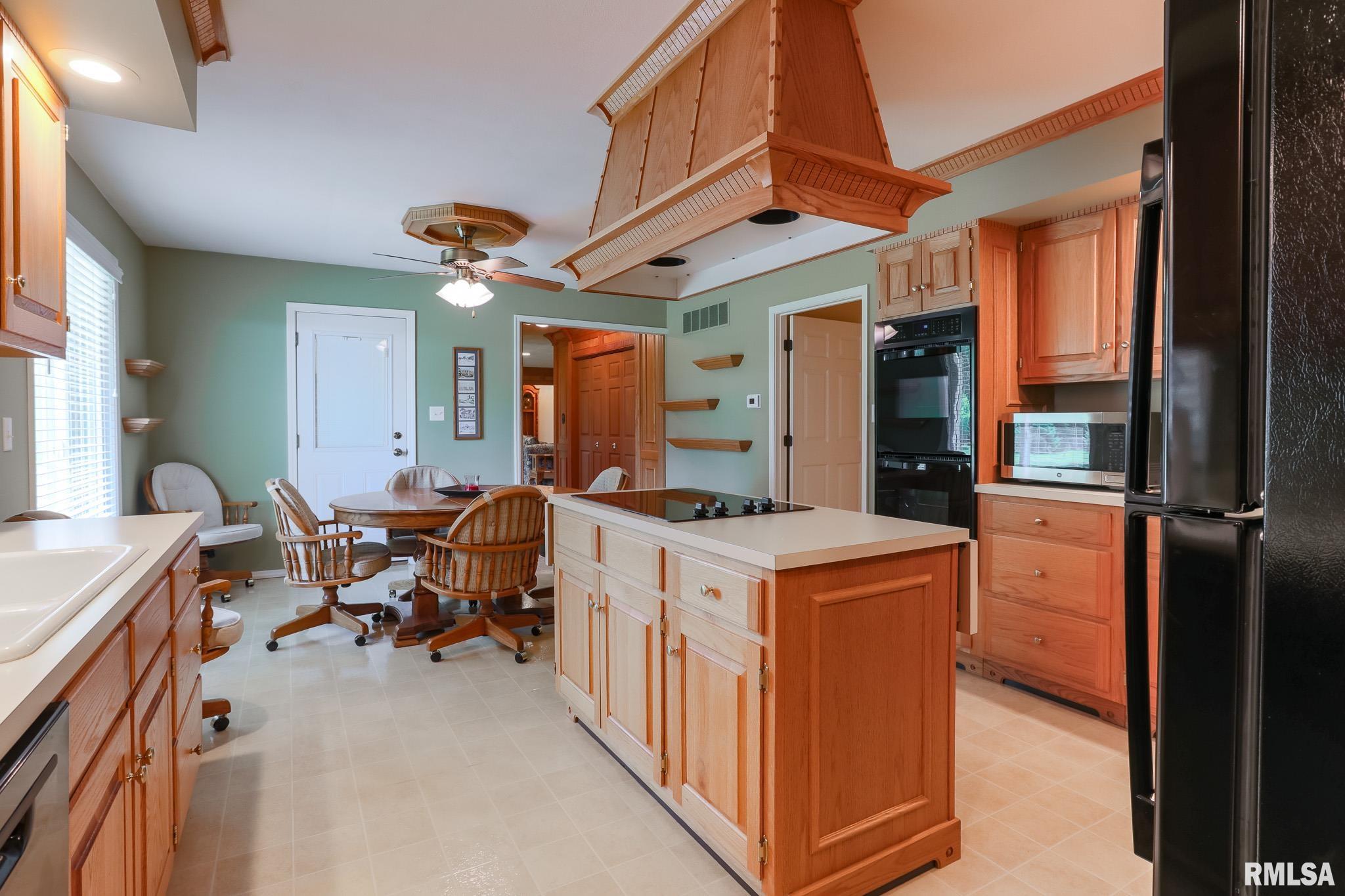 2816 Sheridan Road Pekin, IL 61554 - Photo 17 of 32
