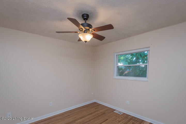 394 Overlook Road Louisville, KY 40229 - Photo 6 of 28 006