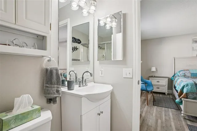 a en suite bathroom with a double vanity sink and a mirror
