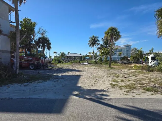 $1,100,000 | 223 Carolina Avenue, Fort Myers Beach, FL 33931
