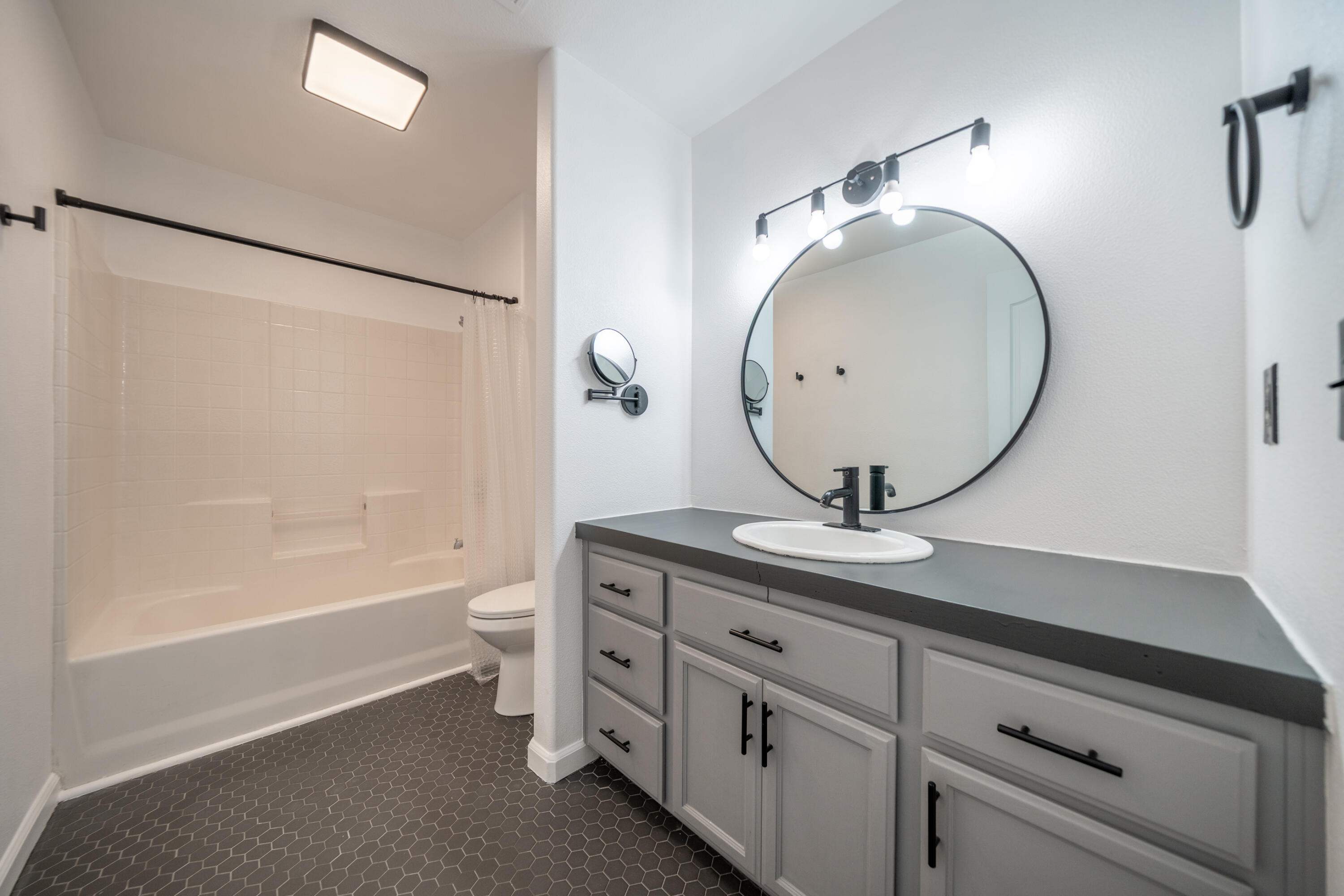 6038 Mid Drive Trail Redding, CA 96003 - Photo 12 of 20 Bathroom