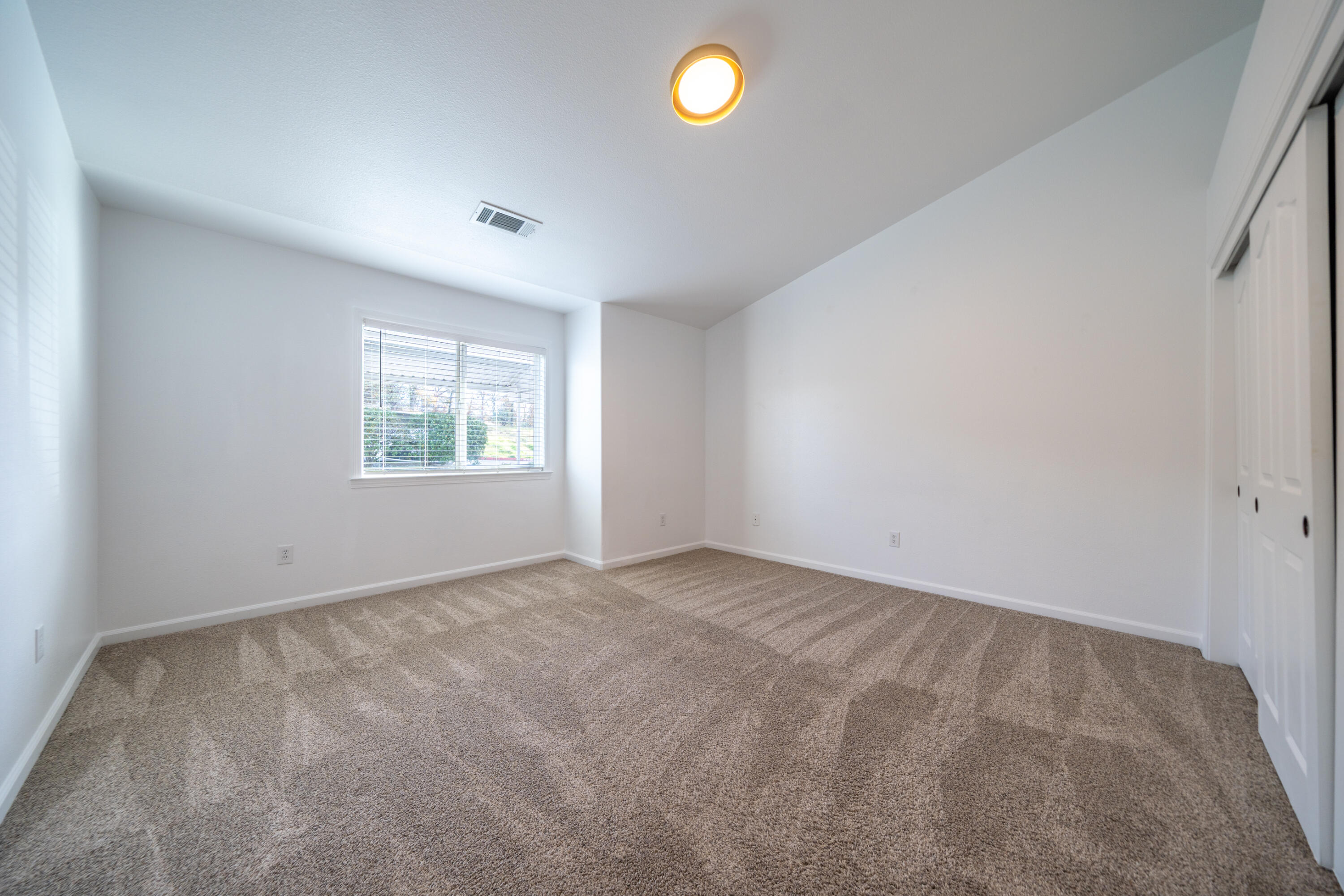 6038 Mid Drive Trail Redding, CA 96003 - Photo 13 of 20 Primary bedroom