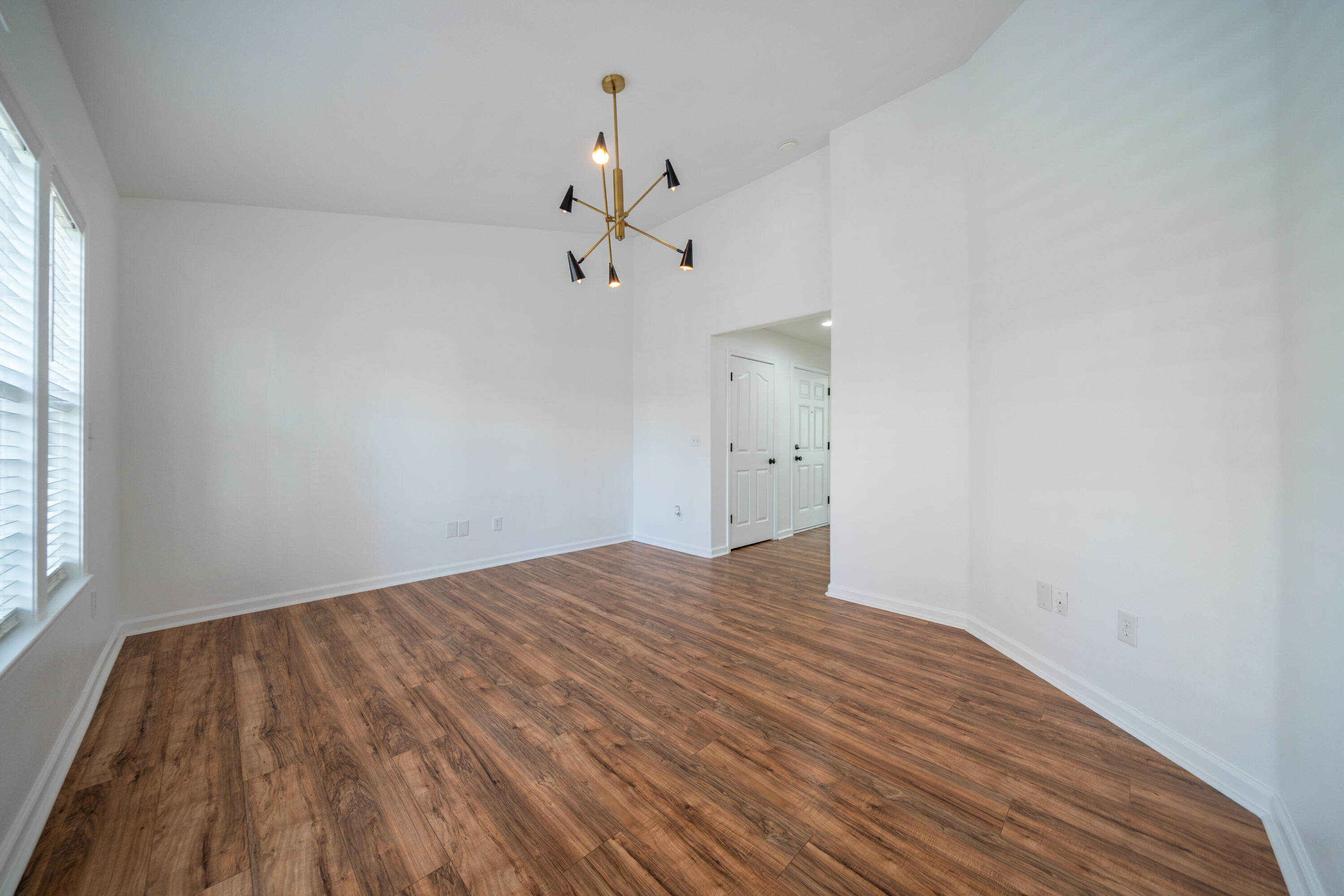 6038 Mid Drive Trail Redding, CA 96003 - Photo 3 of 20 Living room