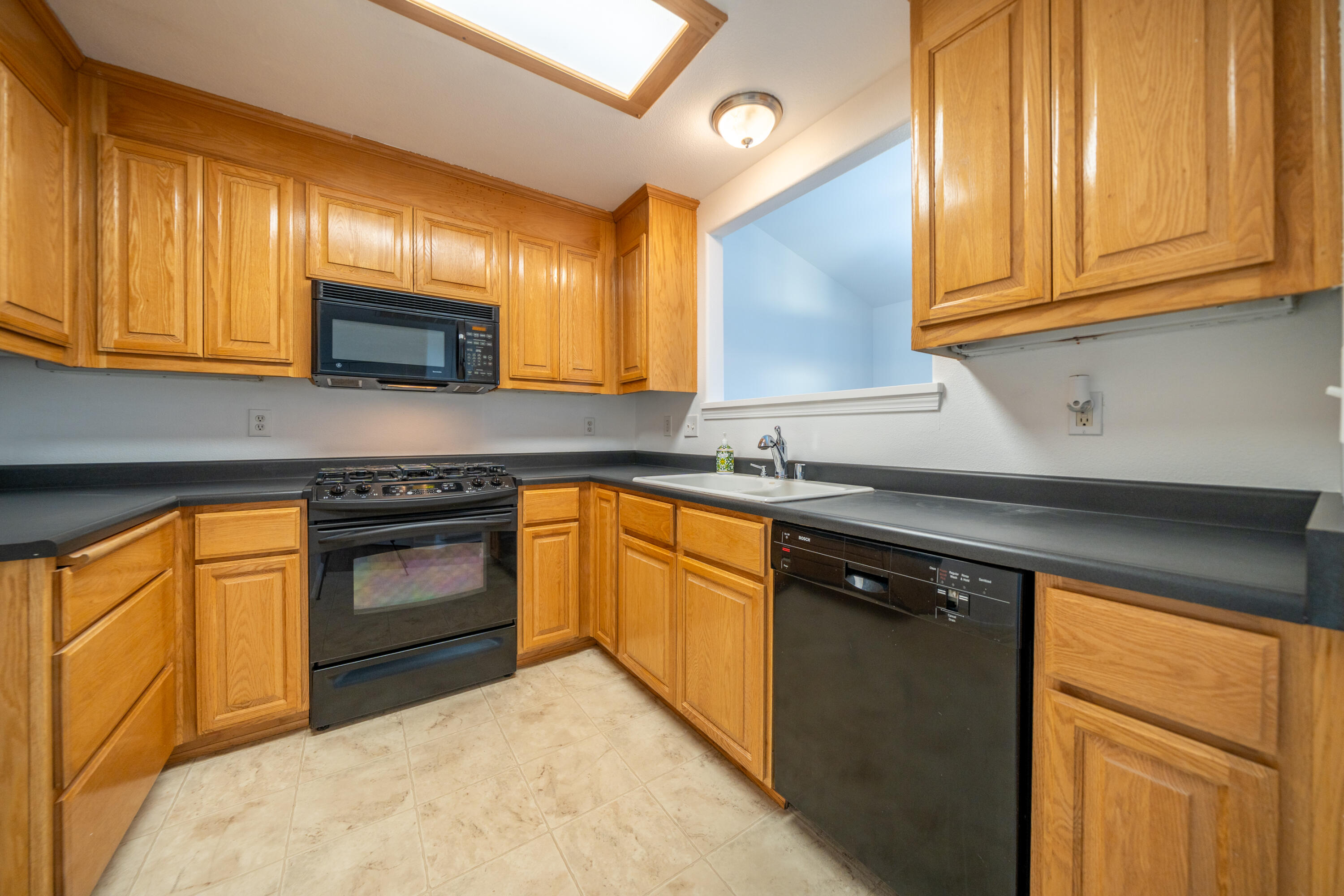 6038 Mid Drive Trail Redding, CA 96003 - Photo 6 of 20 Kitchen