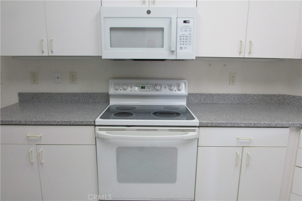 78281 Bovee Circle Palm Desert, CA 92211 - Photo 13 of 38 a stove top oven sitting inside of a kitchen