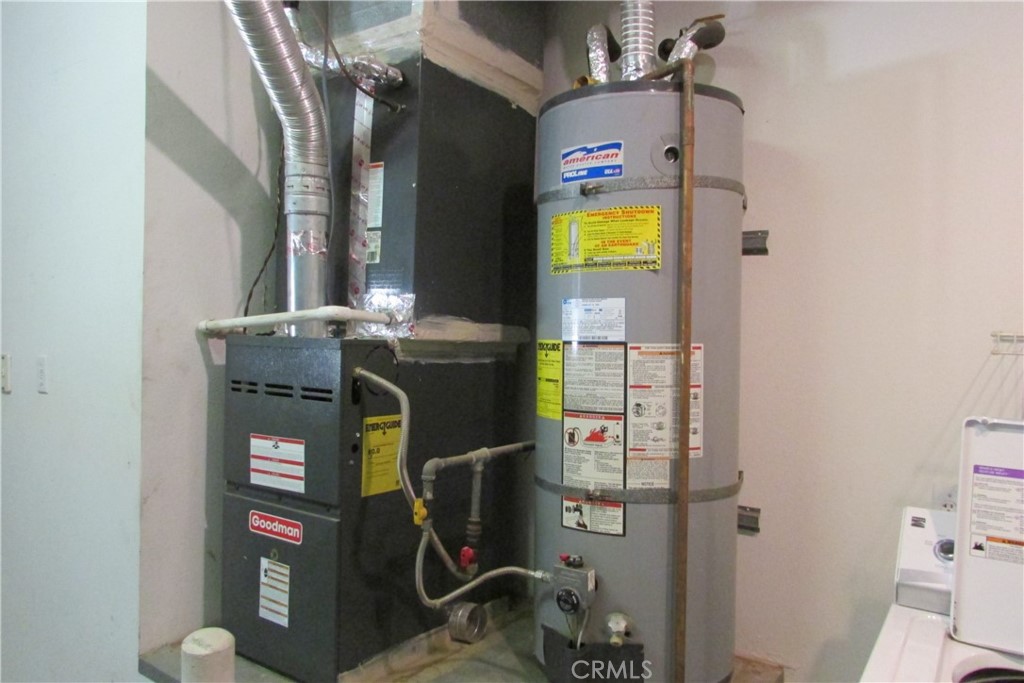 78281 Bovee Circle Palm Desert, CA 92211 - Photo 37 of 38 a utility room with dryer and washer