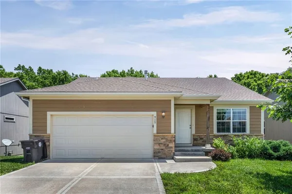 $392,500 | 717 Samantha Lane, Belton, MO 64012
