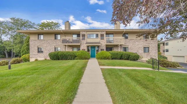 $214,500 | 112 East Freistadt Road, Unit B, Thiensville, WI 53092