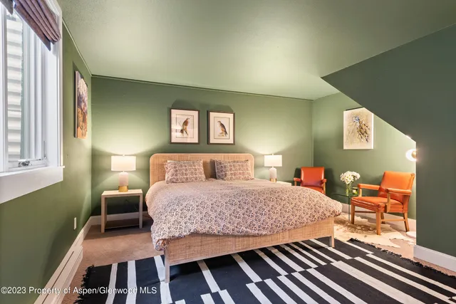 a view of livingroom with furniture