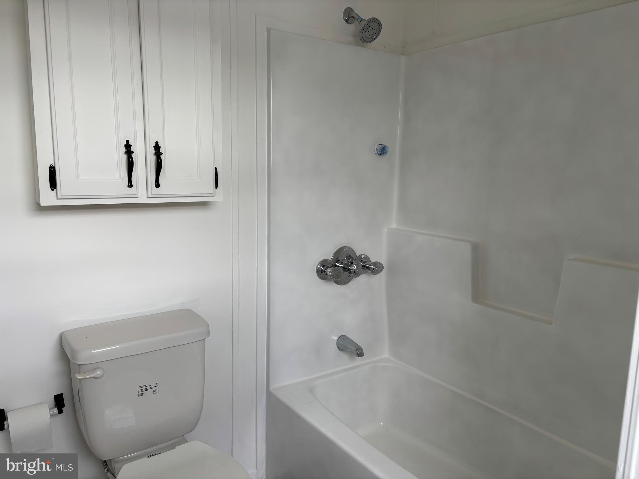 865 Cypress Ave Spring Spring City, PA 19475 - Photo 23 of 33 a bathroom with a toilet and a bathtub