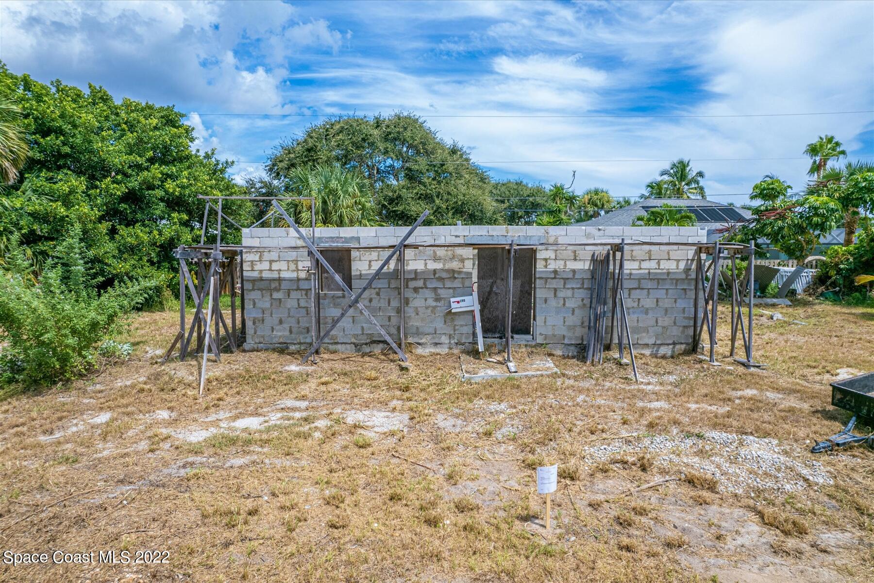 290 Rita Boulevard Melbourne Beach, FL 32951 - Photo 17 of 21 a backyard of a house with lots of green space