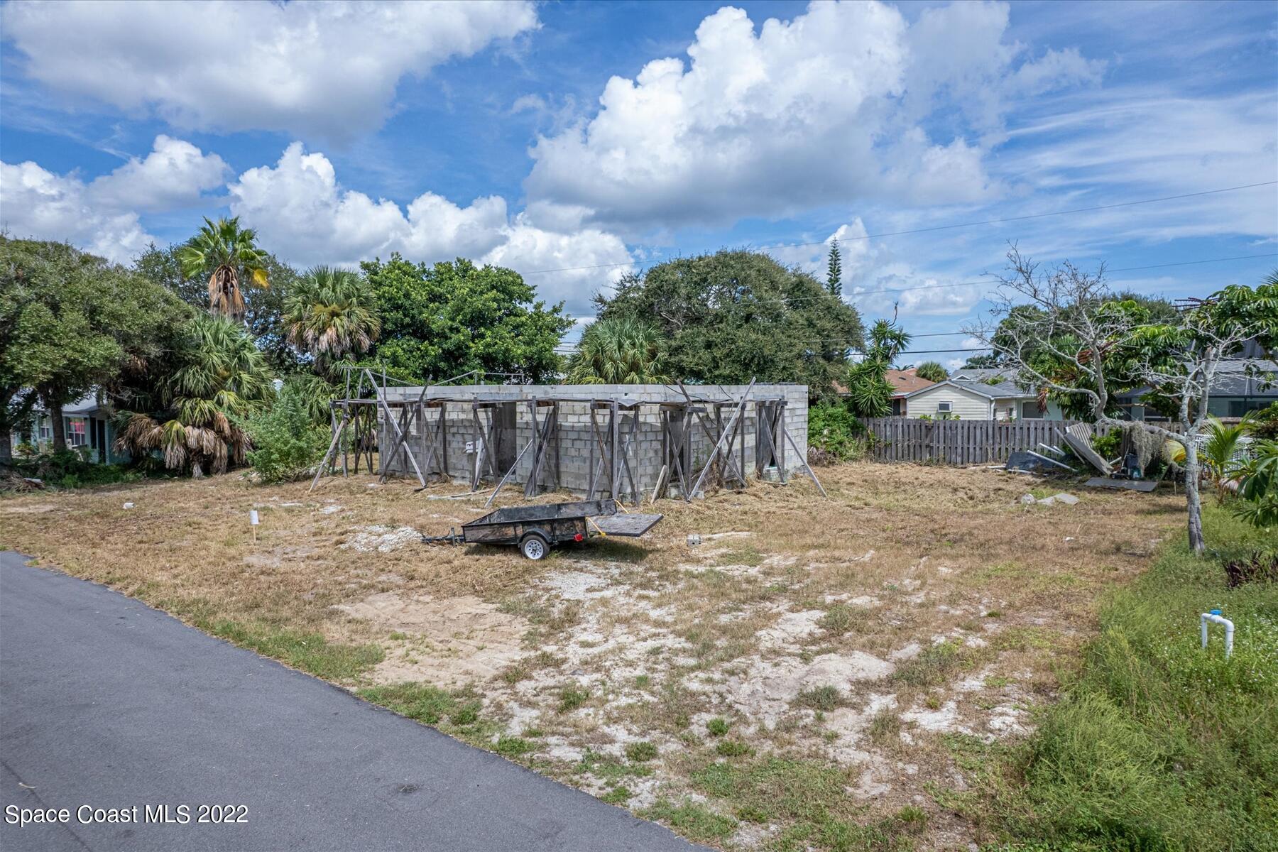 290 Rita Boulevard Melbourne Beach, FL 32951 - Photo 18 of 21 a backyard of a house with table and chairs plants