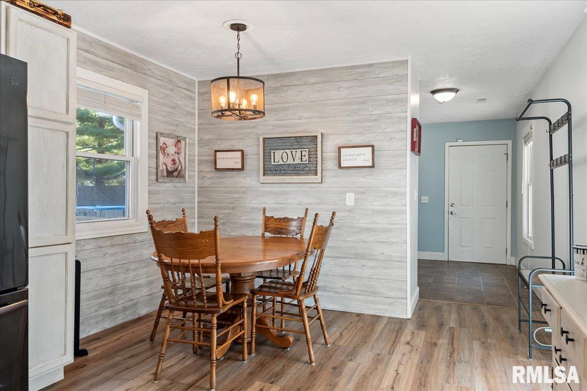 2623 Hilltop Road Springfield, IL 62712 - Photo 12 of 49