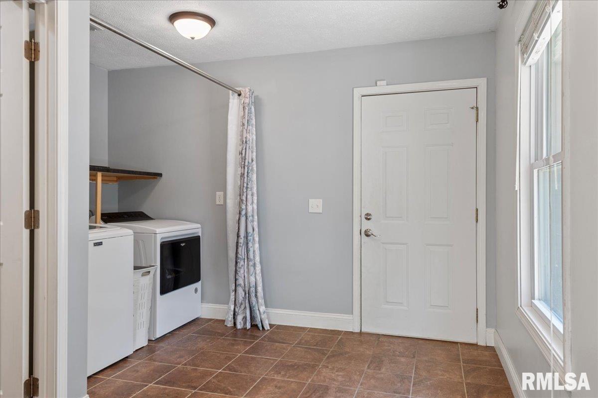 2623 Hilltop Road Springfield, IL 62712 - Photo 14 of 49