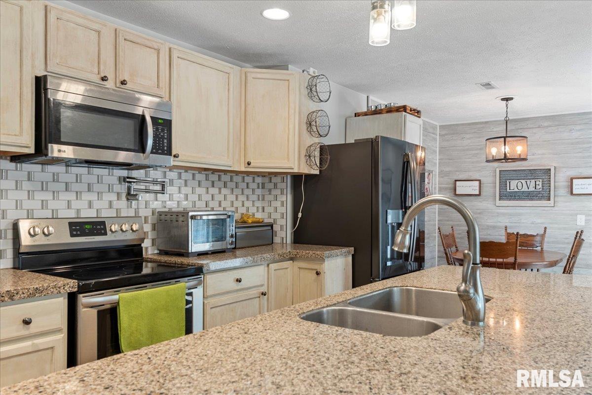 2623 Hilltop Road Springfield, IL 62712 - Photo 5 of 49