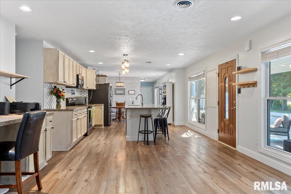 2623 Hilltop Road Springfield, IL 62712 - Photo 7 of 49