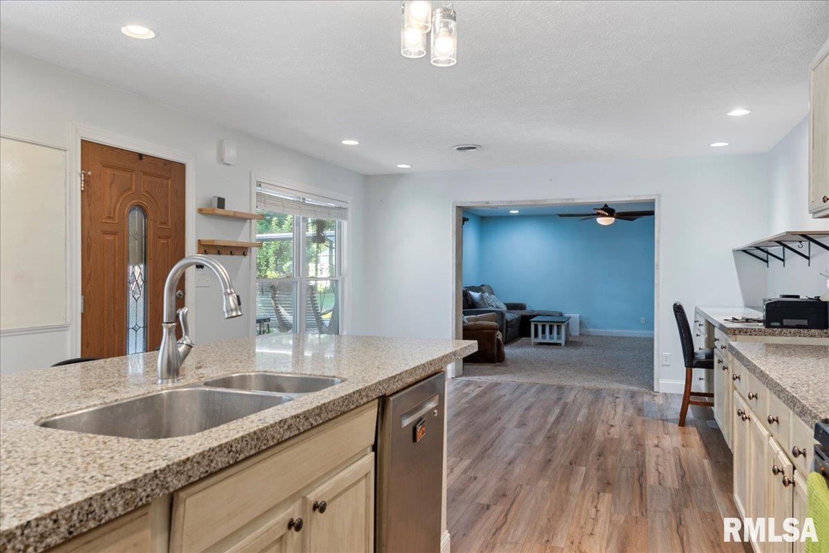 2623 Hilltop Road Springfield, IL 62712 - Photo 9 of 49