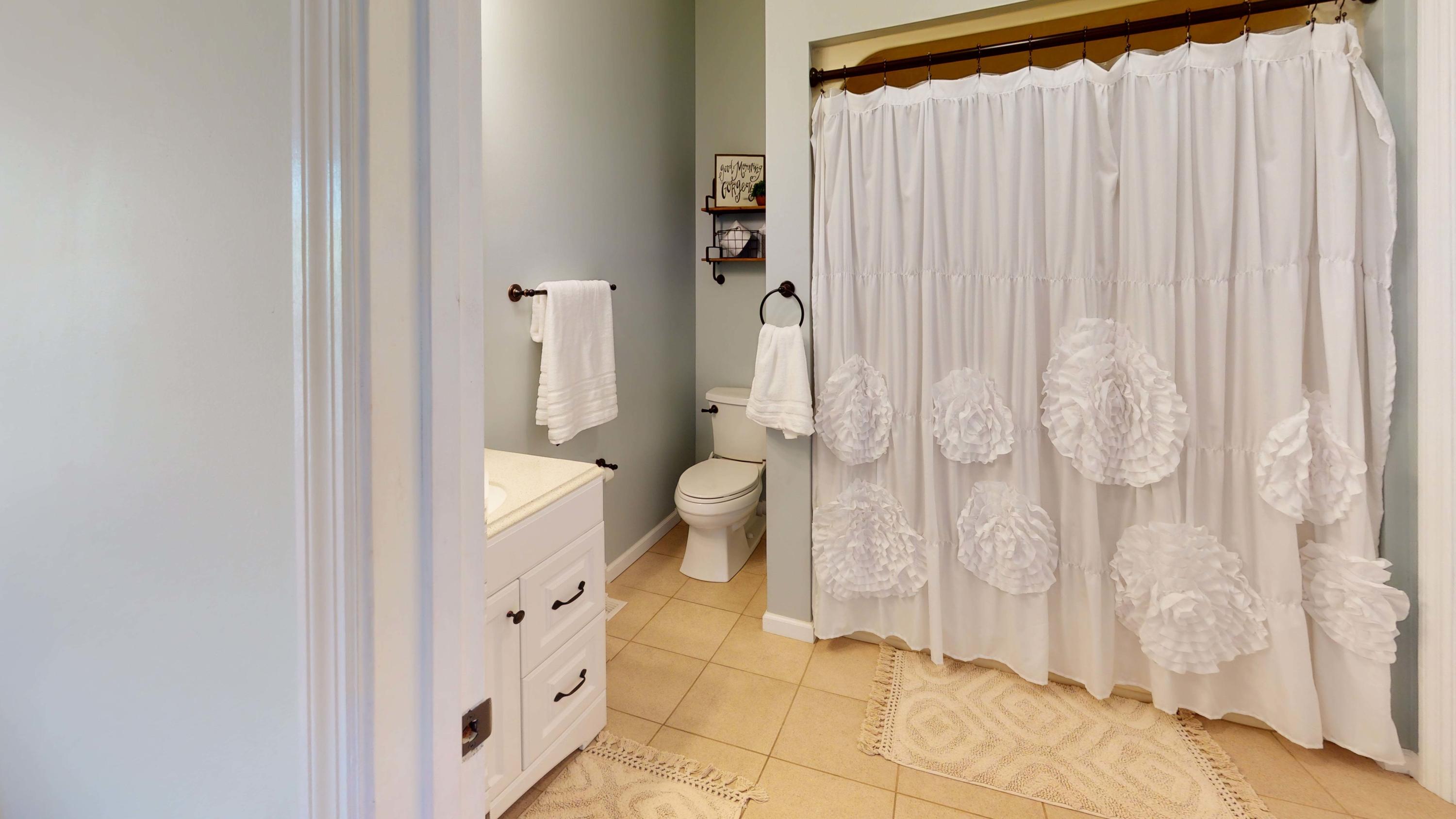 359 Panther Springs Road Morristown, TN 37814 - Photo 21 of 33 7fEC5xUGrC1-Bathroom