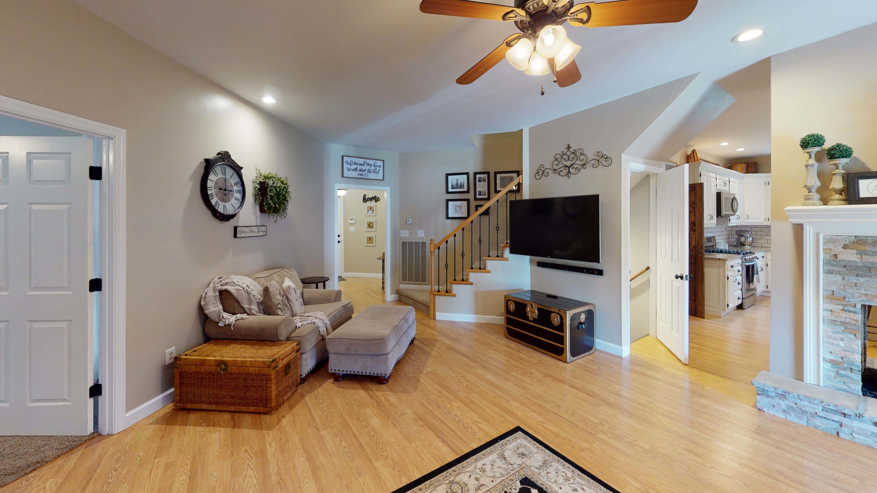 359 Panther Springs Road Morristown, TN 37814 - Photo 9 of 33 54HxERCBHDu-Living_Room