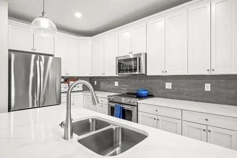$625,000 | 2 Stratton Drive, Unit 307, Woburn, MA 01801