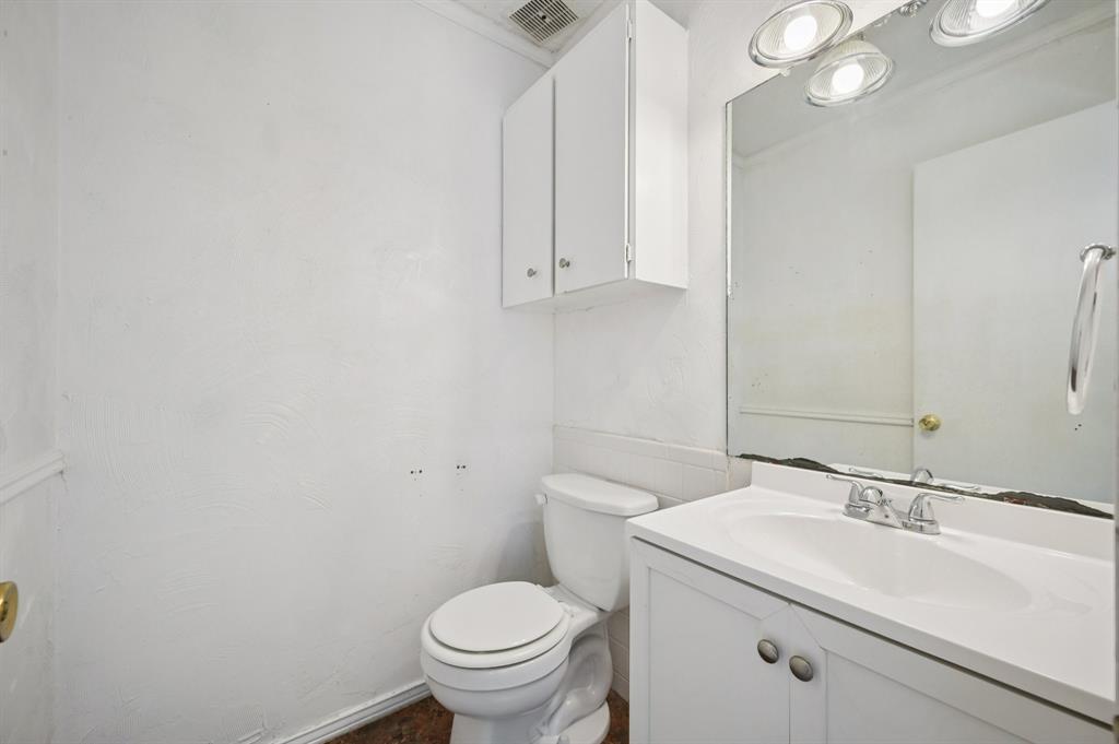 1021 Pleasant Valley Road Garland, TX 75040 - Photo 18 of 32 a bathroom with a sink toilet and a mirror