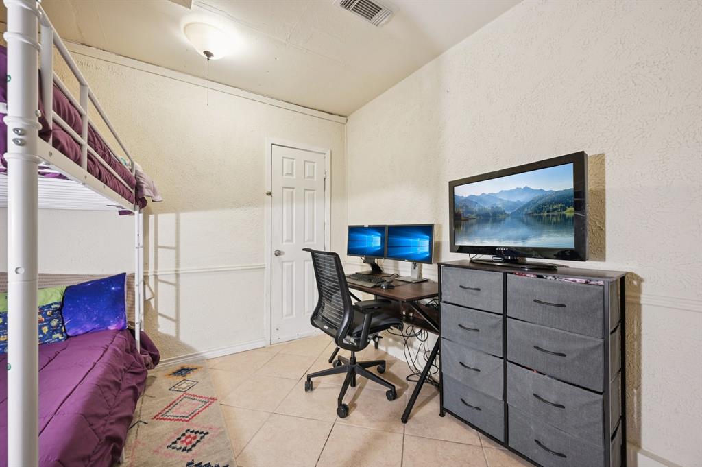 1021 Pleasant Valley Road Garland, TX 75040 - Photo 25 of 32 a living room with furniture and a flat screen tv