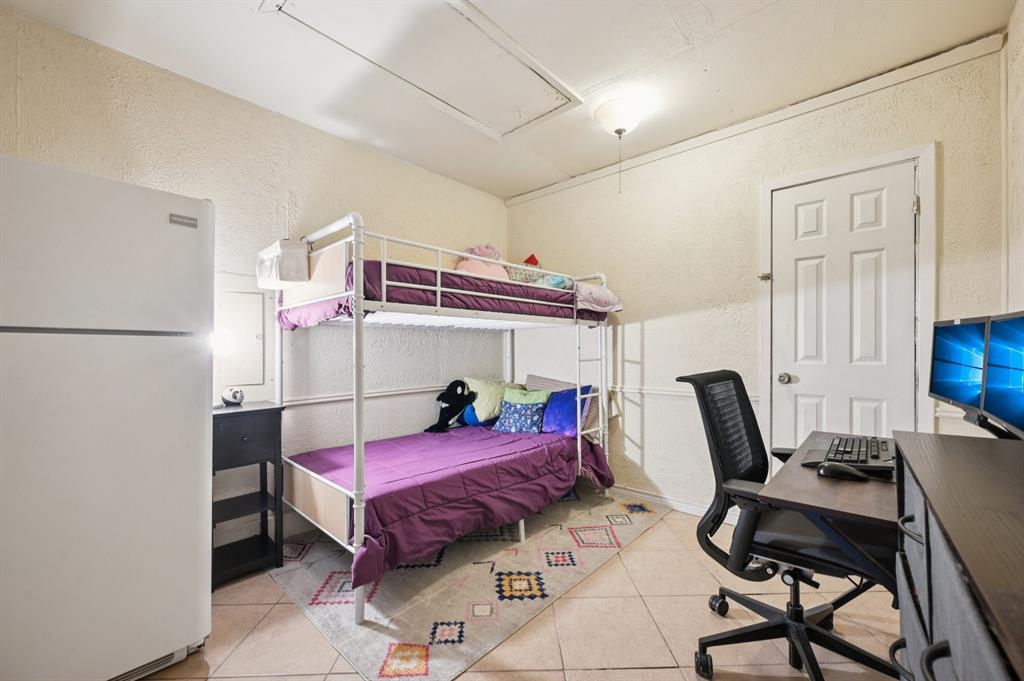 1021 Pleasant Valley Road Garland, TX 75040 - Photo 26 of 32 a bed room with a bed and a chair