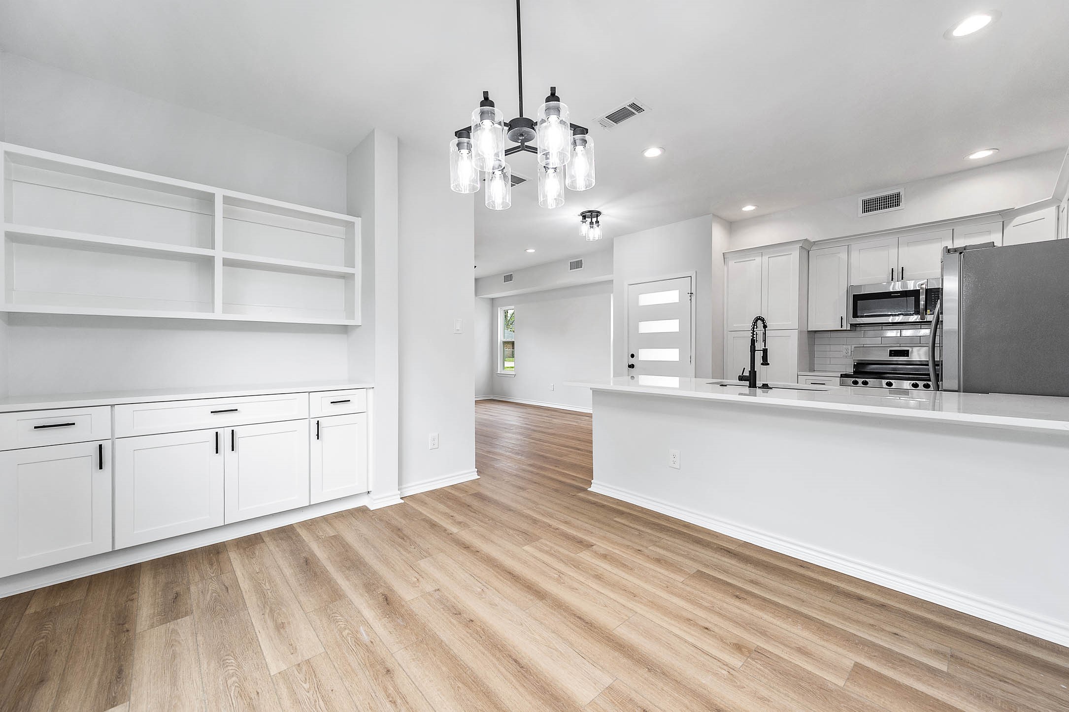 783 Fortune Street, Unit B Houston, TX 77088 - Photo 15 of 34 Dining Room with Serving Bar