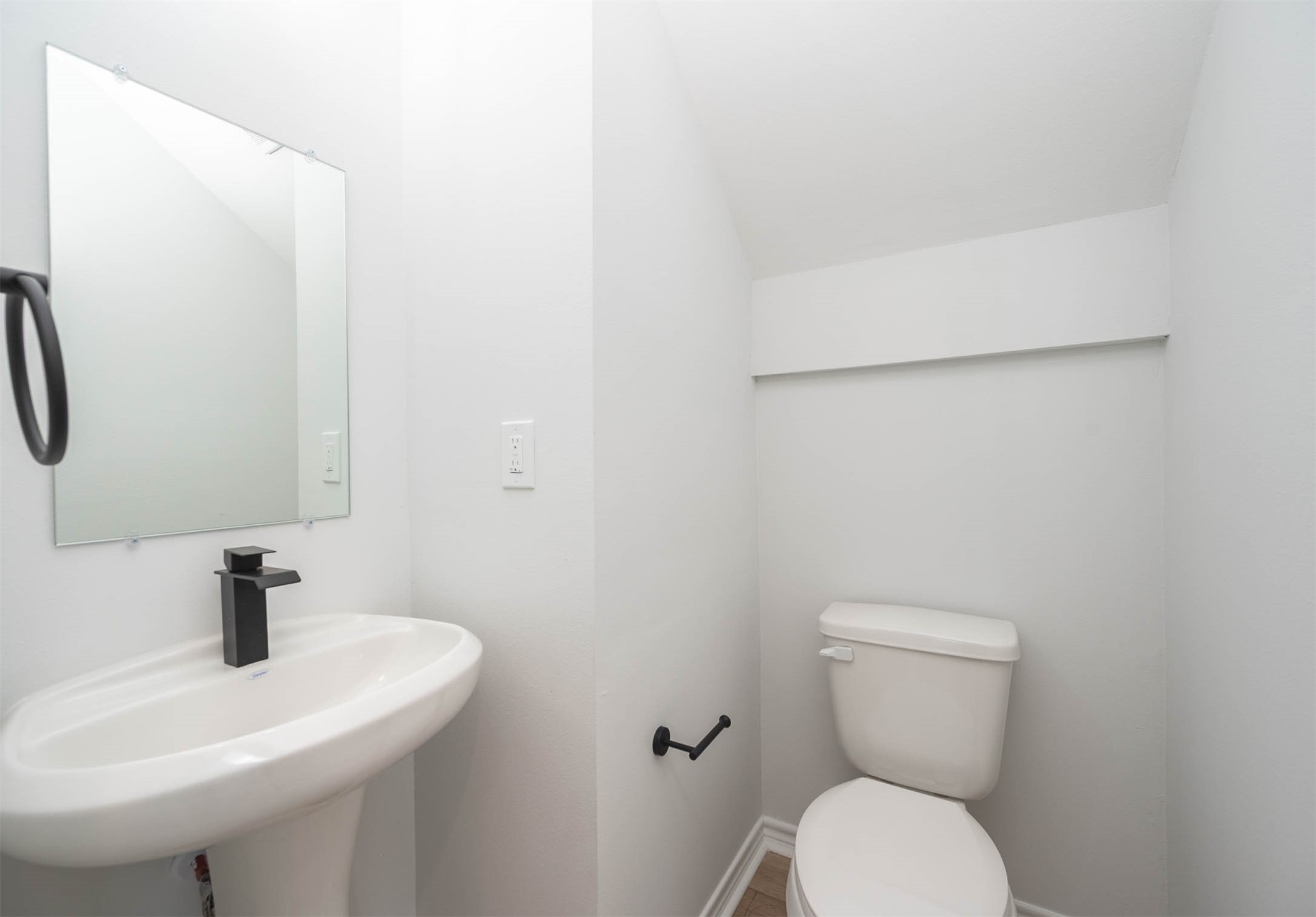783 Fortune Street, Unit B Houston, TX 77088 - Photo 17 of 34 Powder Room - 1st Floor
