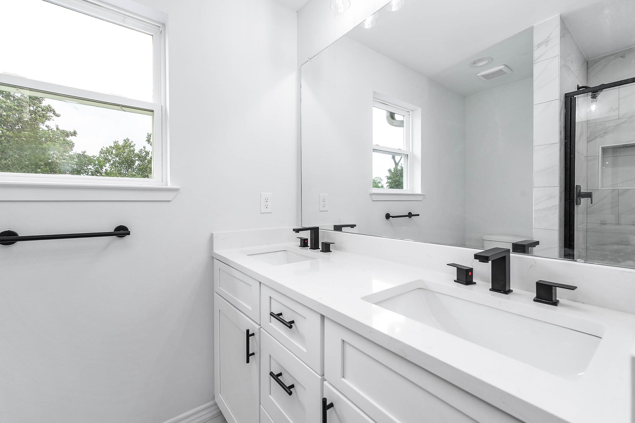 783 Fortune Street, Unit B Houston, TX 77088 - Photo 23 of 34 Primary Bath - double vanity