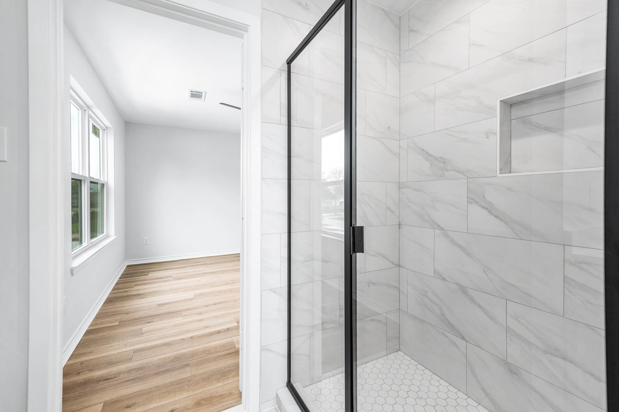 783 Fortune Street, Unit B Houston, TX 77088 - Photo 24 of 34 Primary Ensuite