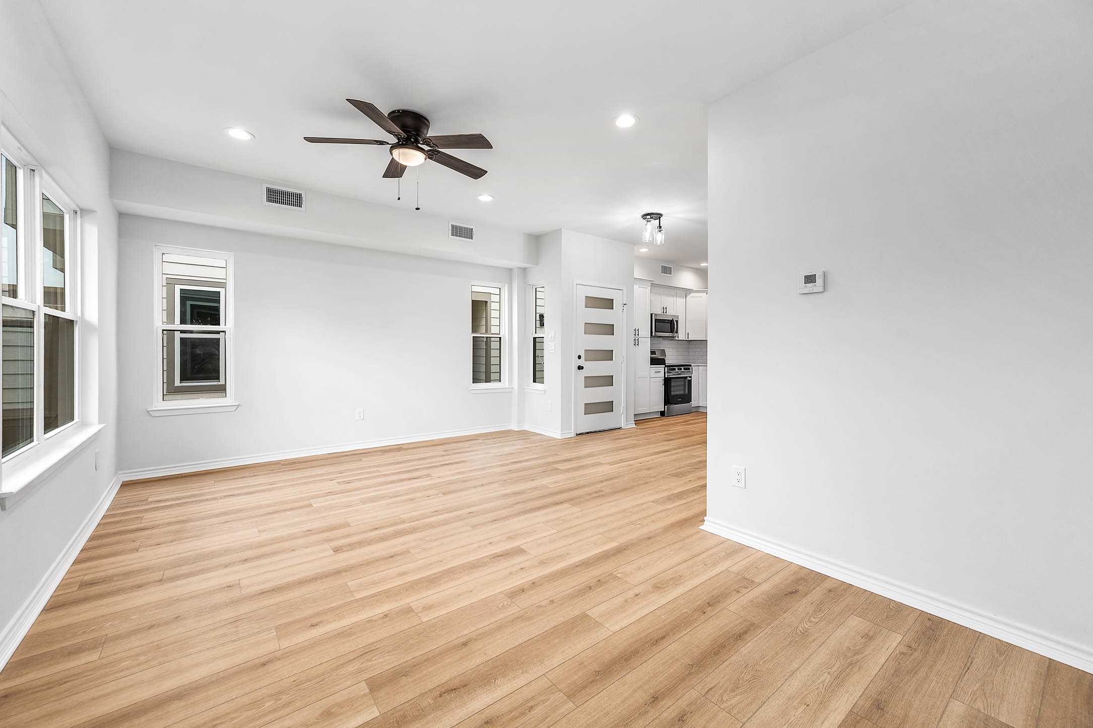 783 Fortune Street, Unit B Houston, TX 77088 - Photo 5 of 34 Living Room