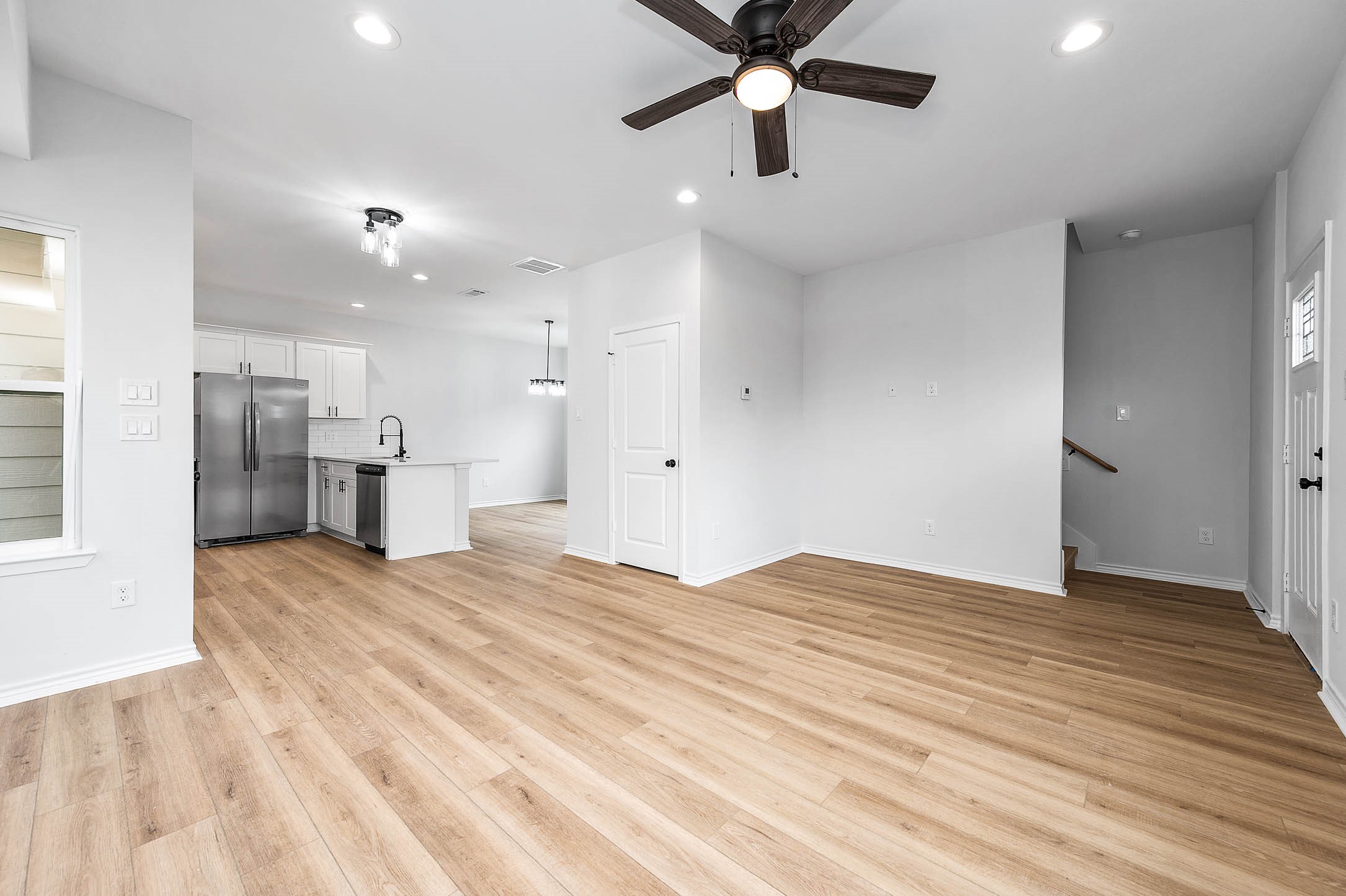 783 Fortune Street, Unit B Houston, TX 77088 - Photo 6 of 34 Living Room