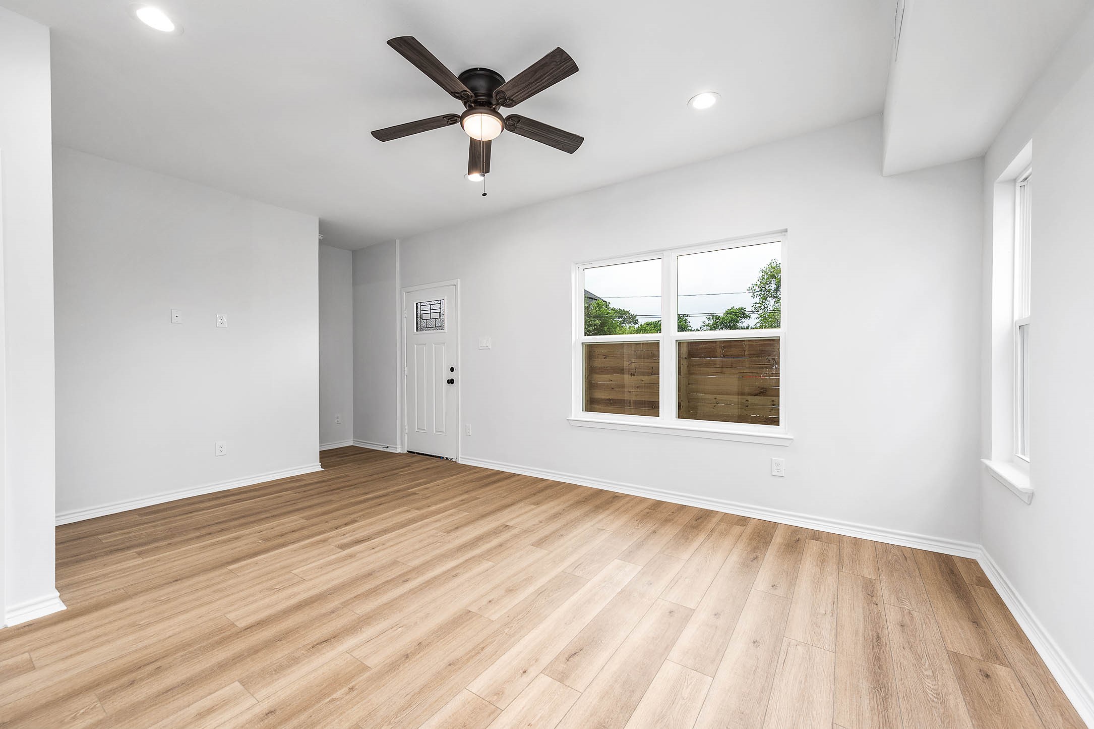 783 Fortune Street, Unit B Houston, TX 77088 - Photo 7 of 34 Living Room