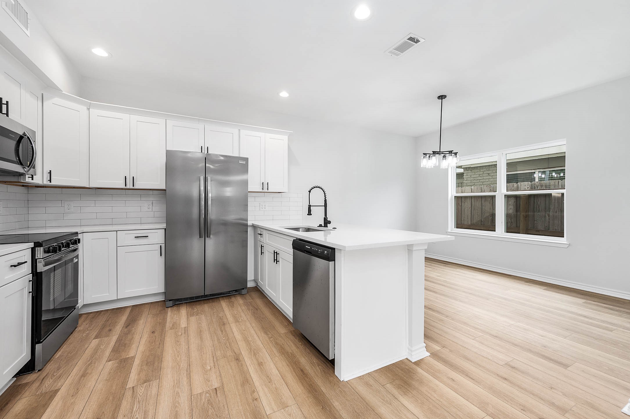 783 Fortune Street, Unit B Houston, TX 77088 - Photo 8 of 34 Kitchen / Dining