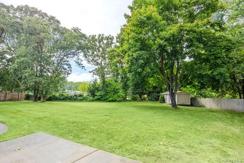 a view of a back yard