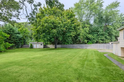 a view of a house with backyard and garden