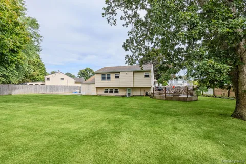 a view of a house with backyard and garden