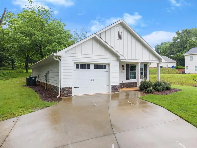 a view of a house with backyard and garden