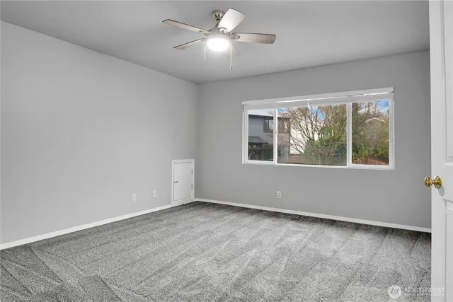 a view of empty room with window