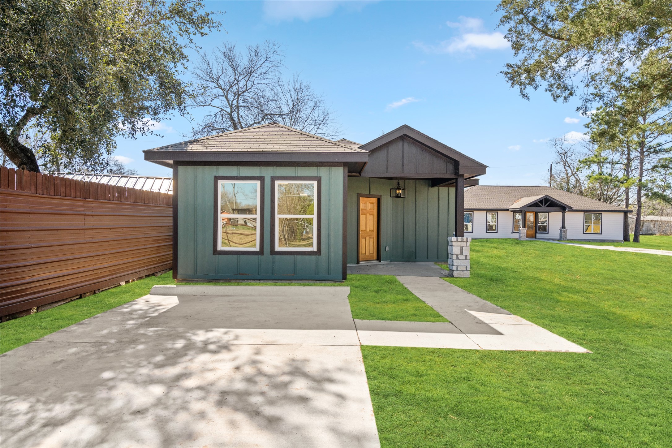 4656 North Teague Street Rosharon, TX 77583 - Photo 2 of 41 Clean lines and contemporary design set the tone for this newly built home.