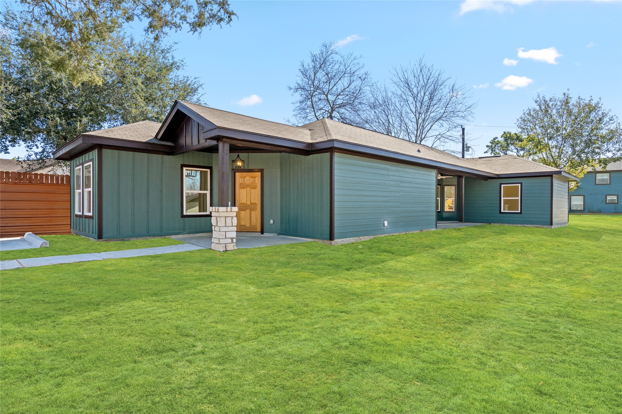 4656 North Teague Street Rosharon, TX 77583 - Photo 5 of 41 Expansive front yard with plenty of space to enjoy outdoor living.