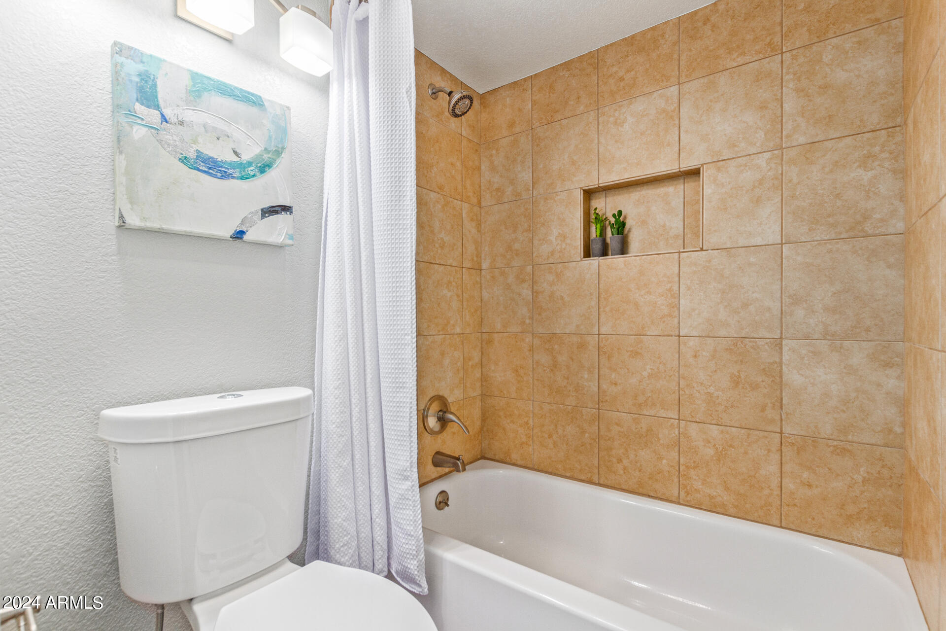 1602 East Ocotillo Road, Unit 121 Phoenix, AZ 85016 - Photo 19 of 31 a bathroom with a toilet and a bathtub