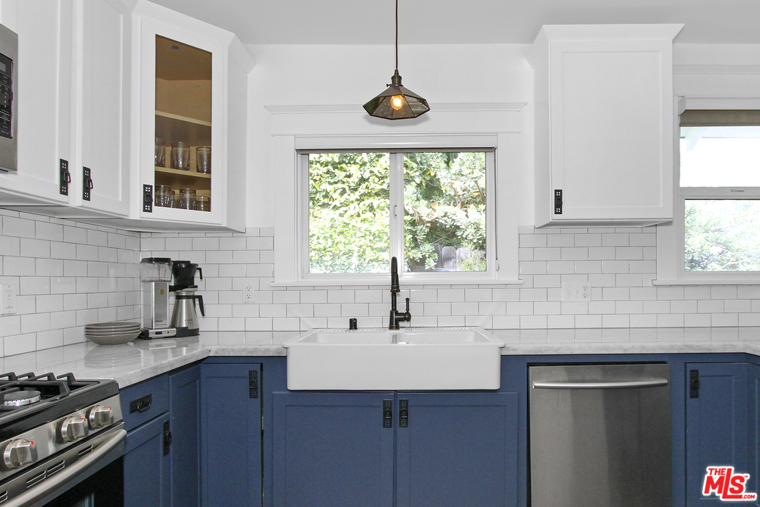 2445 Riverside Place Los Angeles, CA 90039 - Photo 9 of 23 Gallery Image 9
