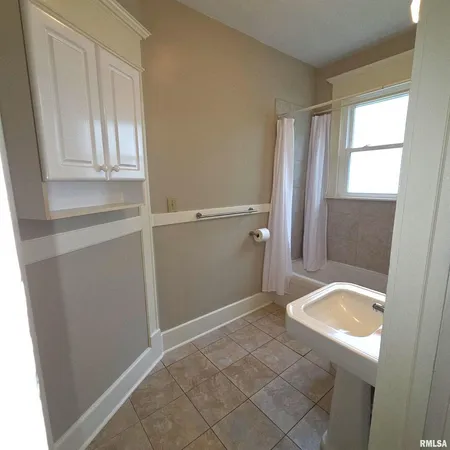 $275,000 | 11 Oak Lane, Davenport, IA 52803