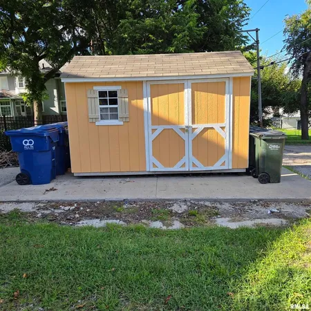 $275,000 | 11 Oak Lane, Davenport, IA 52803