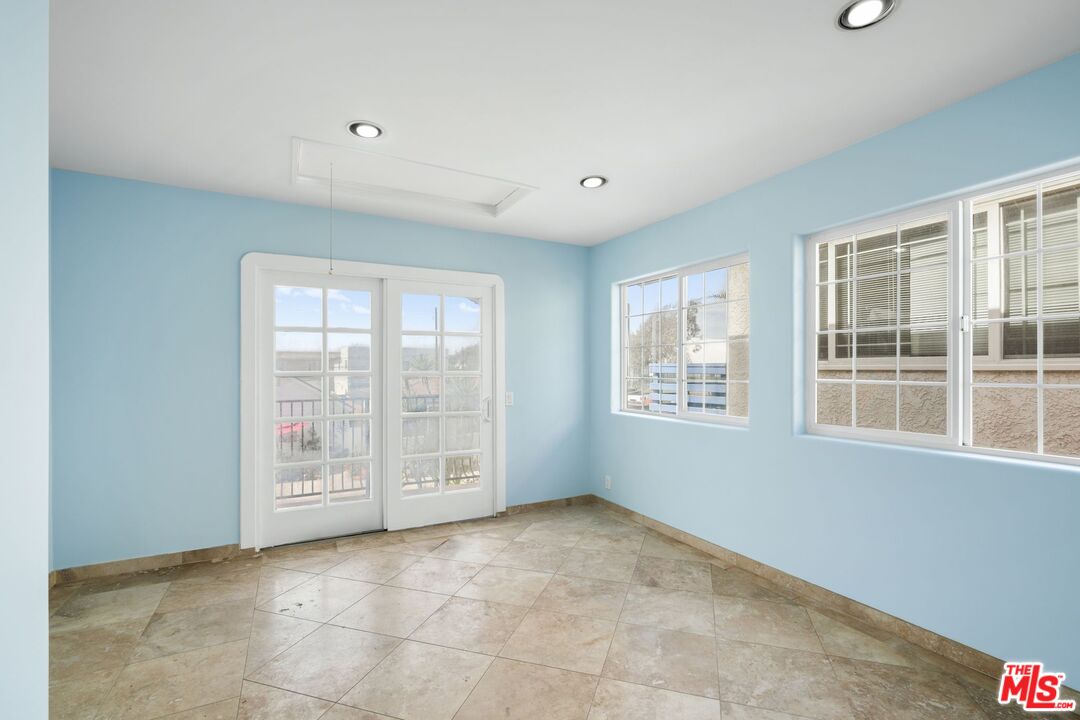 148 Van Nuys Avenue Oxnard, CA 93035 - Photo 21 of 37 an empty room with windows